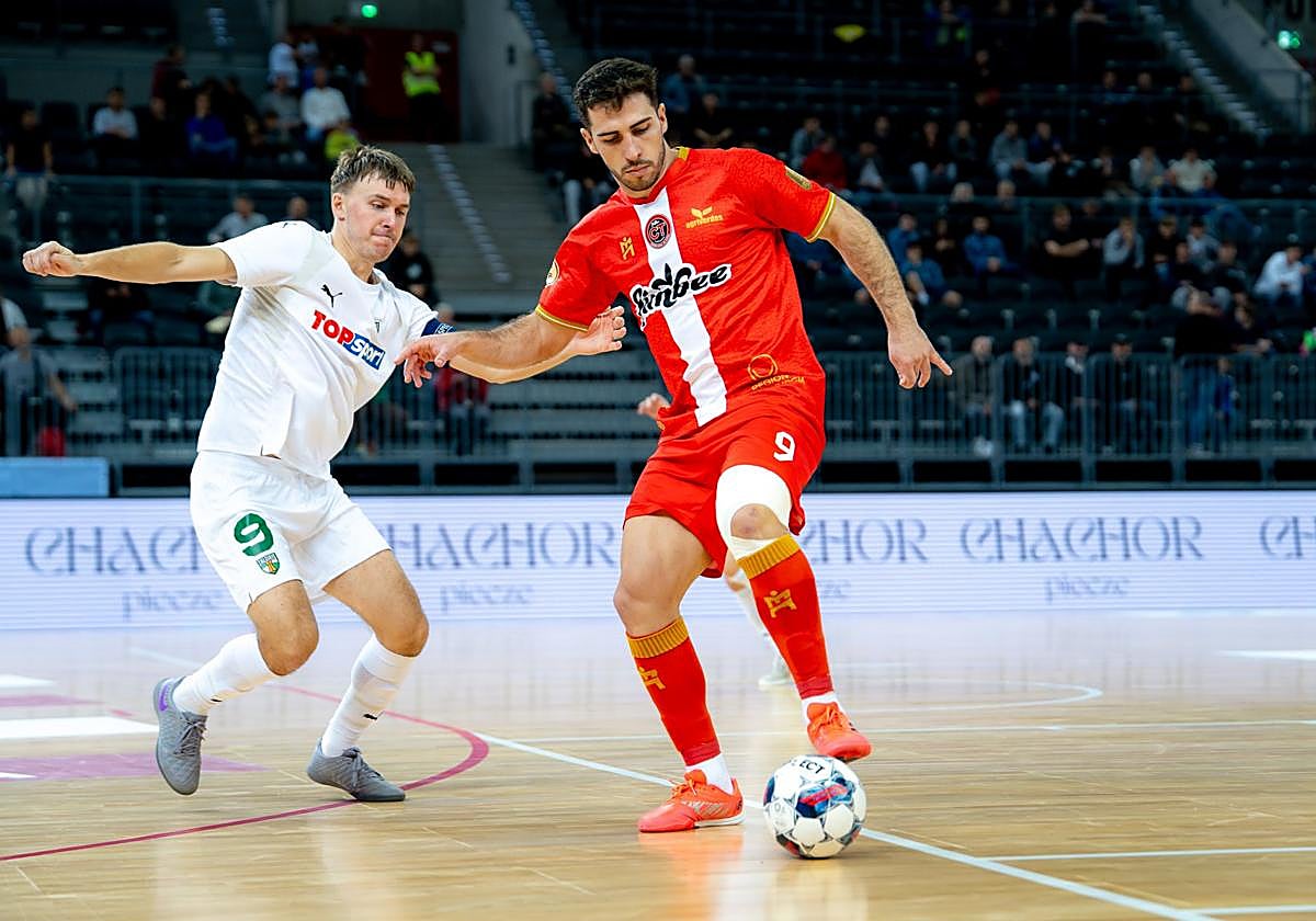 El pívot Pablo Ramírez, con vendaje en la pierna izquierda de su lesión, cubre el balón este jueves en Polonia ante Zagurskas.