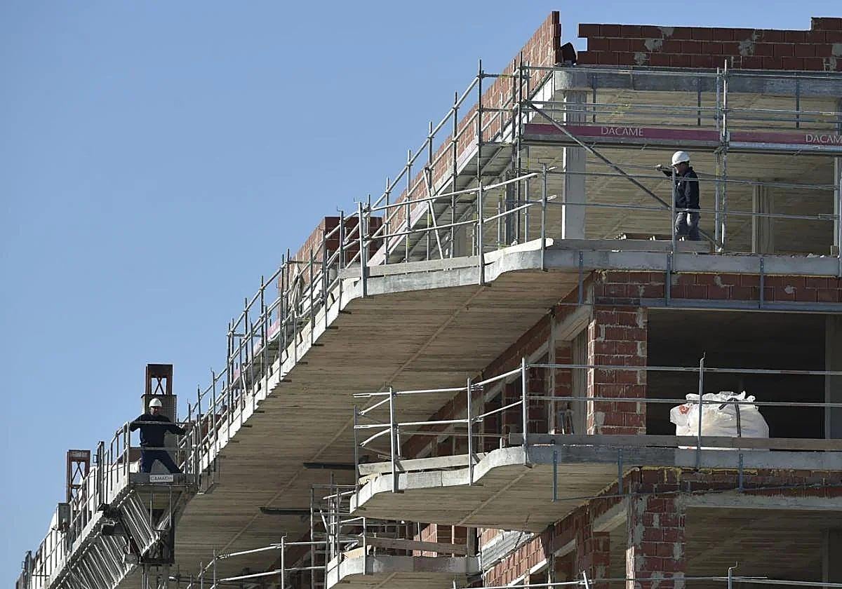 Dos operarios trabajan en la construcción de un edificio de viviendas en Murcia.
