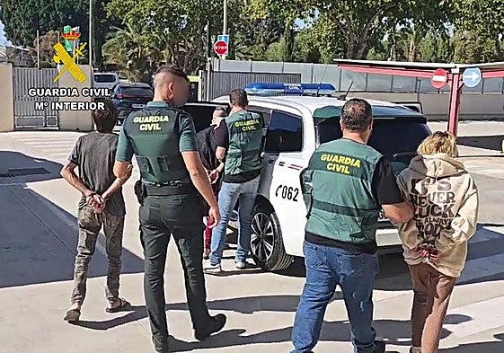 El momento de la detención de los tres miembros de la familia que tenía el punto de droga más activo de Torre Pacheco.