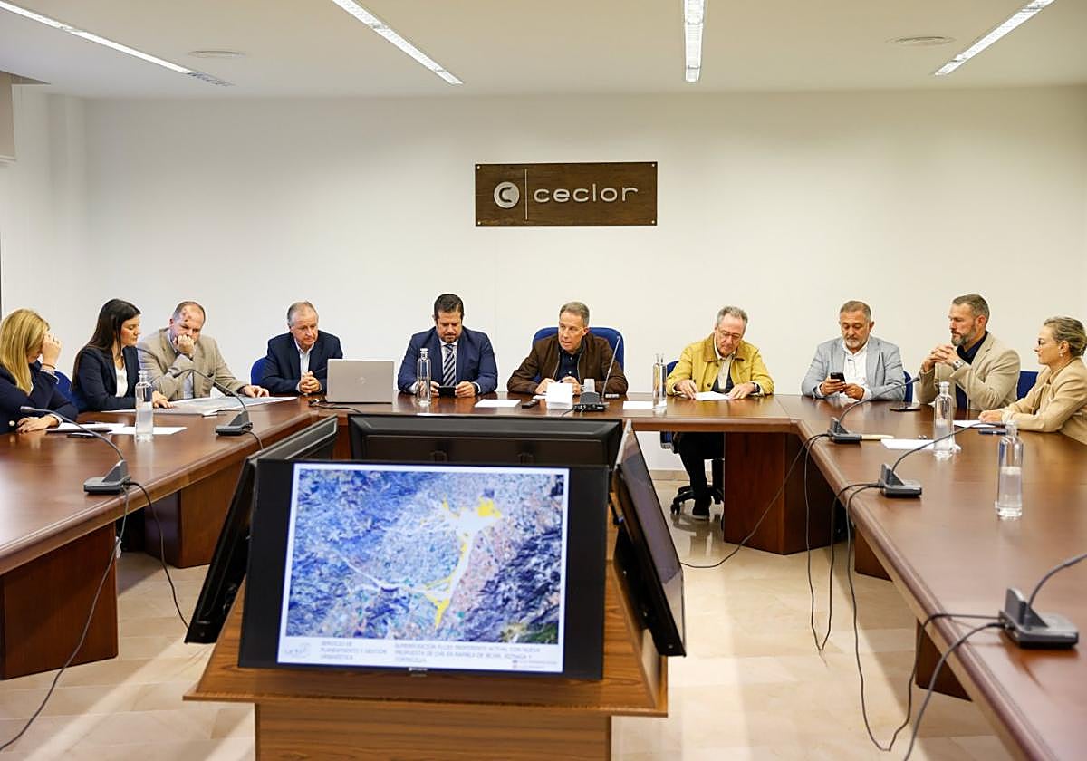 El alcalde, junto al presidente de Ceclor, miembros de la patronal, de la Cámara de Comercio y ediles.
