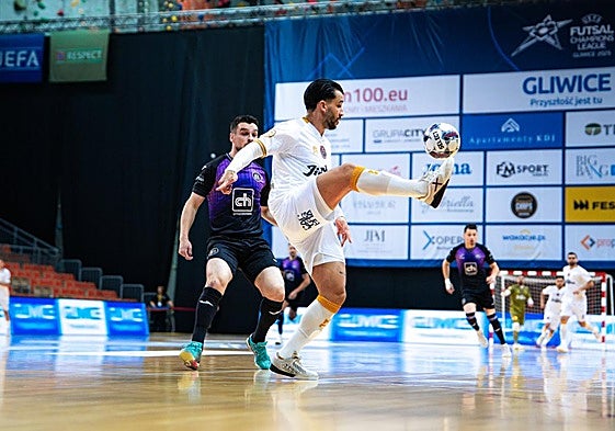 El pívot Waltinho, autor de un doblete, pincha el balón en el partido de este viernes contra el Anderlecht.