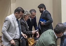 López Miras pasa junto a Joaquín Segado, Maruja Pelegrín y Carlos Albaladejo tras la votación de ayer en la Asamblea.