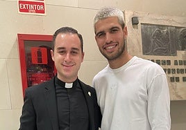Miguel Tovar Fernández junto a Carlos Alcaraz en el Enrique Roca.