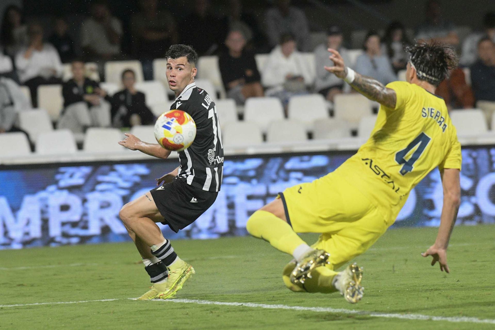 El FC Cartagena sufre la primera derrota en el Cartagonova, en imágenes