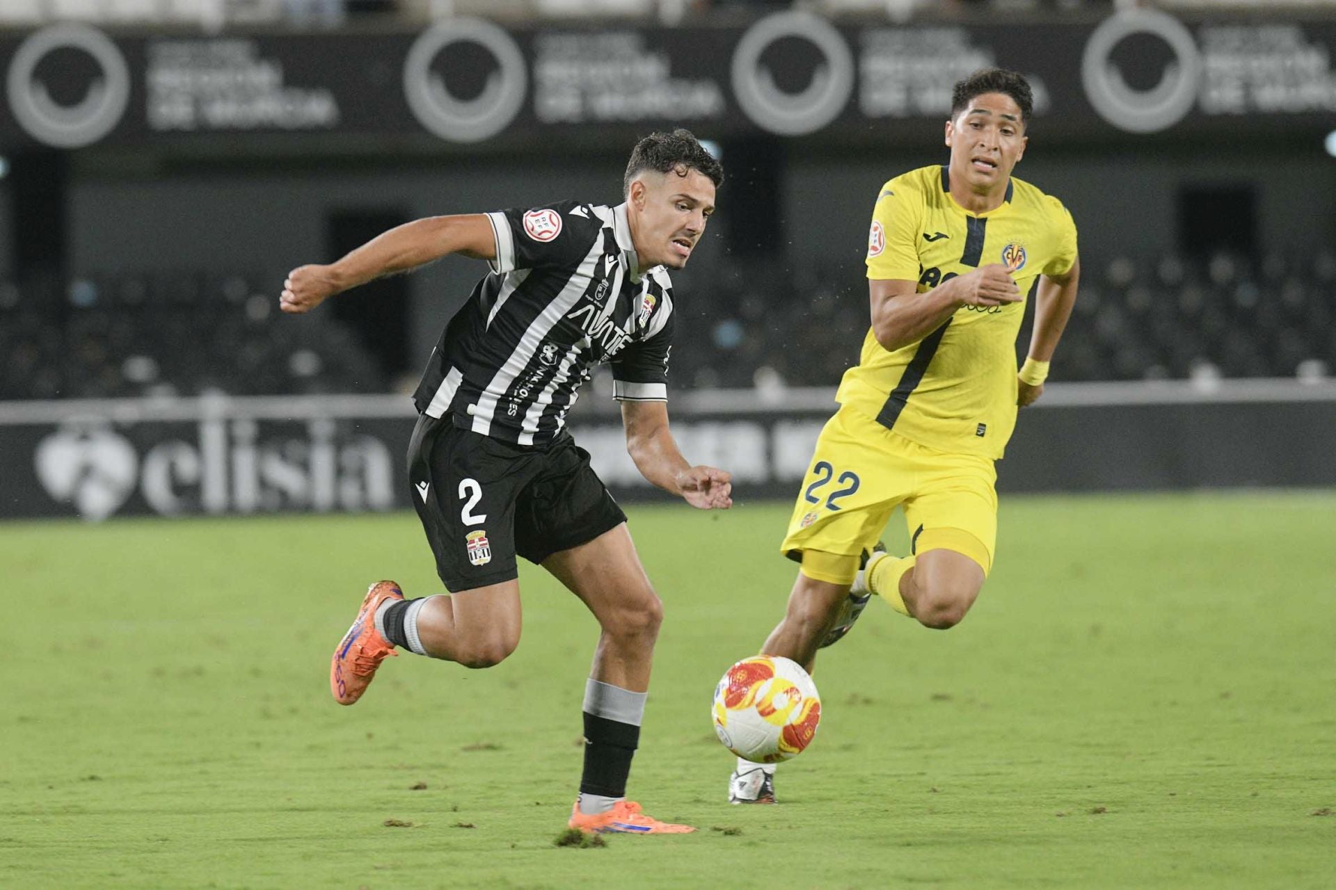 El FC Cartagena sufre la primera derrota en el Cartagonova, en imágenes