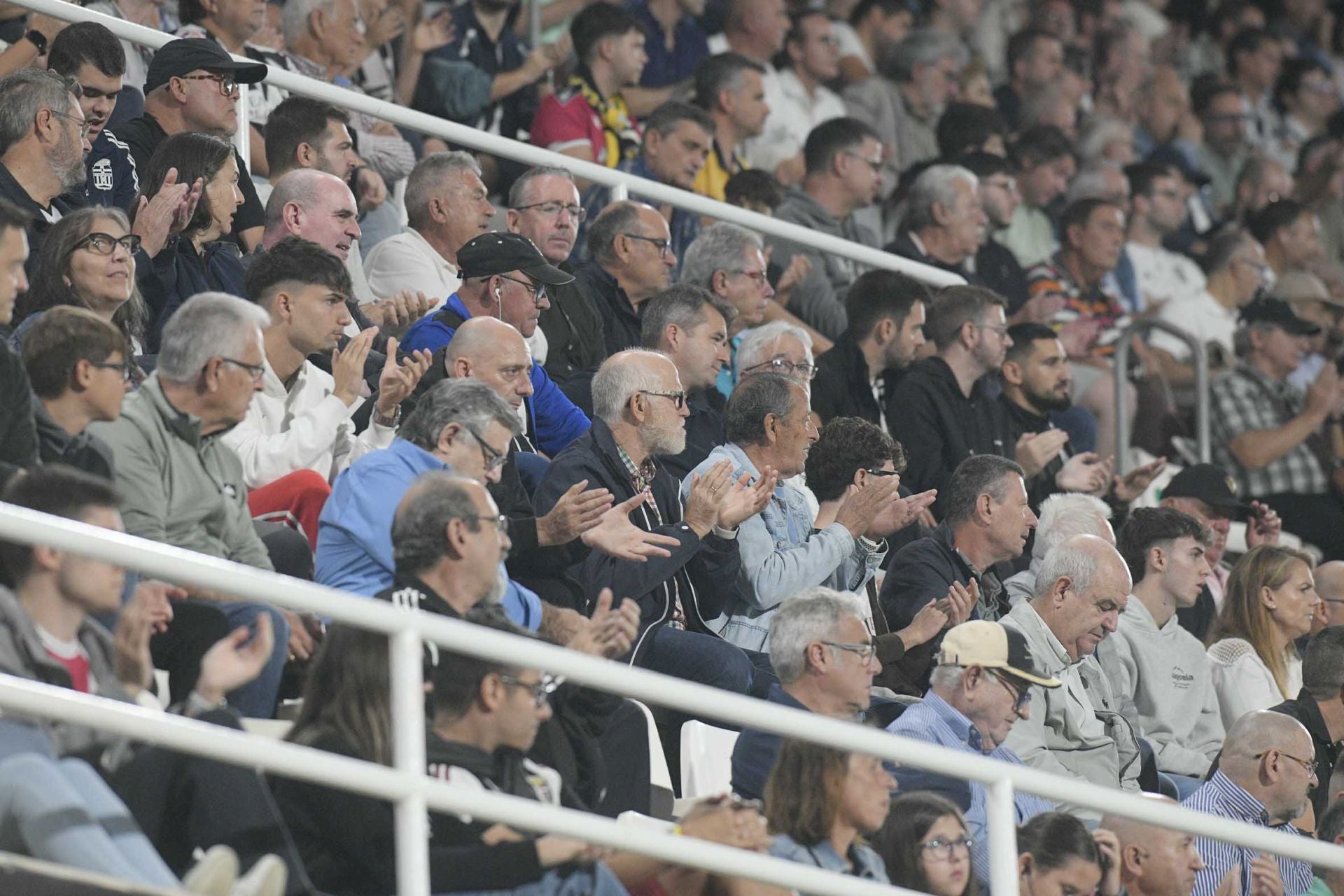 El FC Cartagena sufre la primera derrota en el Cartagonova, en imágenes