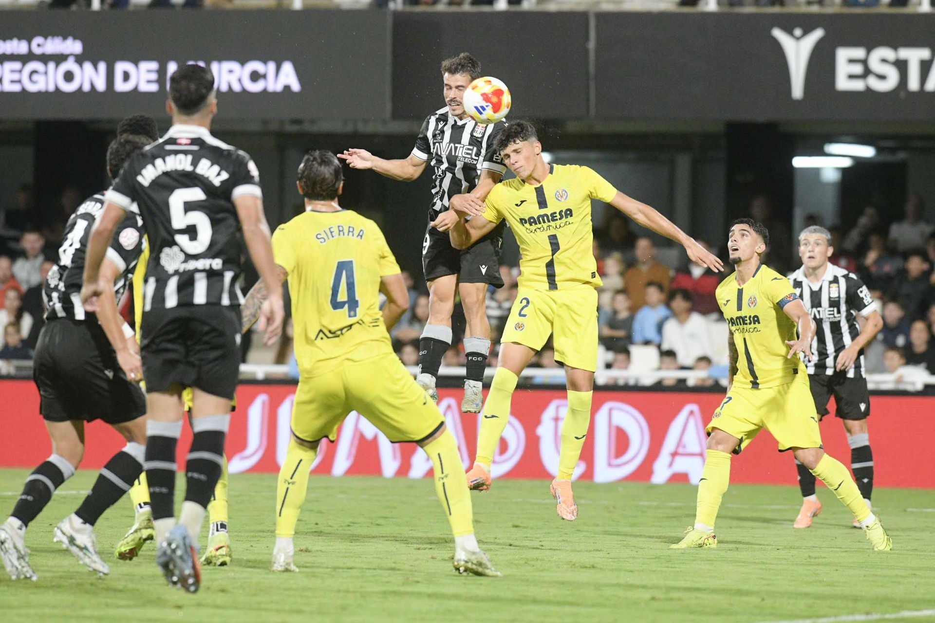 El FC Cartagena sufre la primera derrota en el Cartagonova, en imágenes