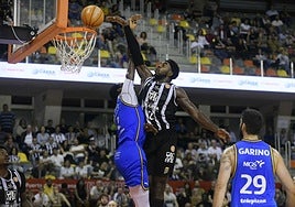 Garuba intenta hacer un mate en la cara de Brimah, que estuvo imperial con 5 tapones.