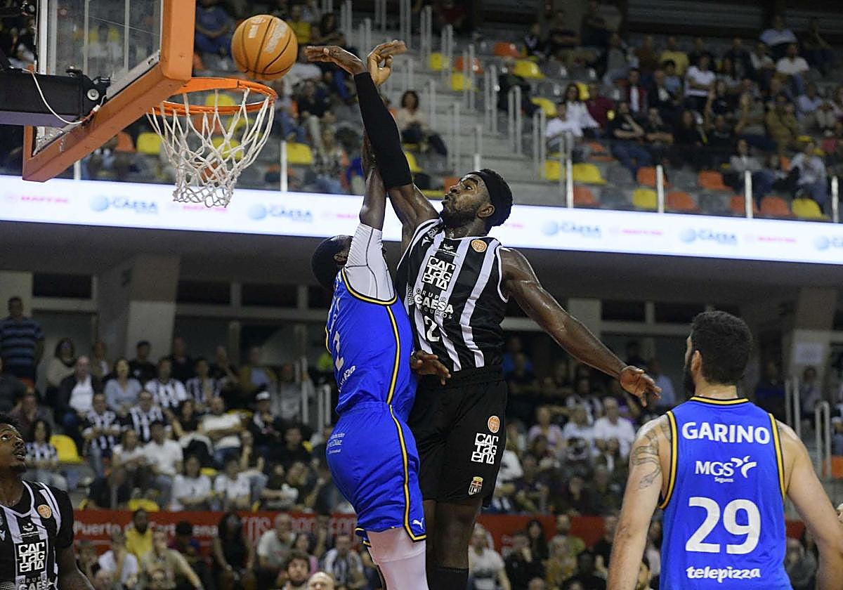Garuba intenta hacer un mate en la cara de Brimah, que estuvo imperial con 5 tapones.