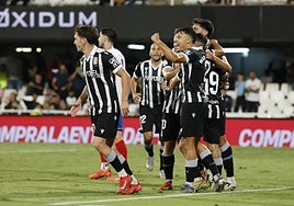 Los jugadores del Efesé celebran la cuarta victoria seguida en casa, ante el Algeciras (2-0).