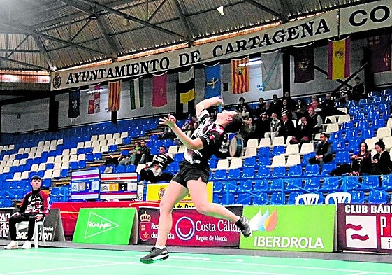 Nerea Ivorra a punto de golpear el volante en un encuentro con el Puertas Padilla de Cartagena.