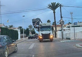 Un camión de la basura en San Pedro del Pinatar.