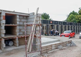Las capillas adosadas y los nichos reconstruidos en el cementerio de San Clemente de Lorca, en imágenes