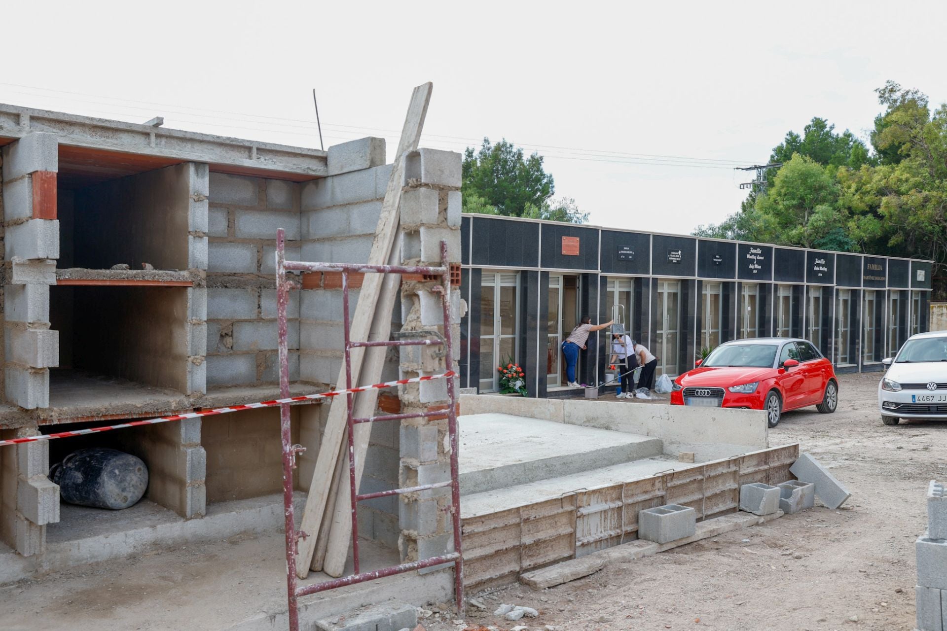 Las capillas adosadas y los nichos reconstruidos en el cementerio de San Clemente de Lorca, en imágenes