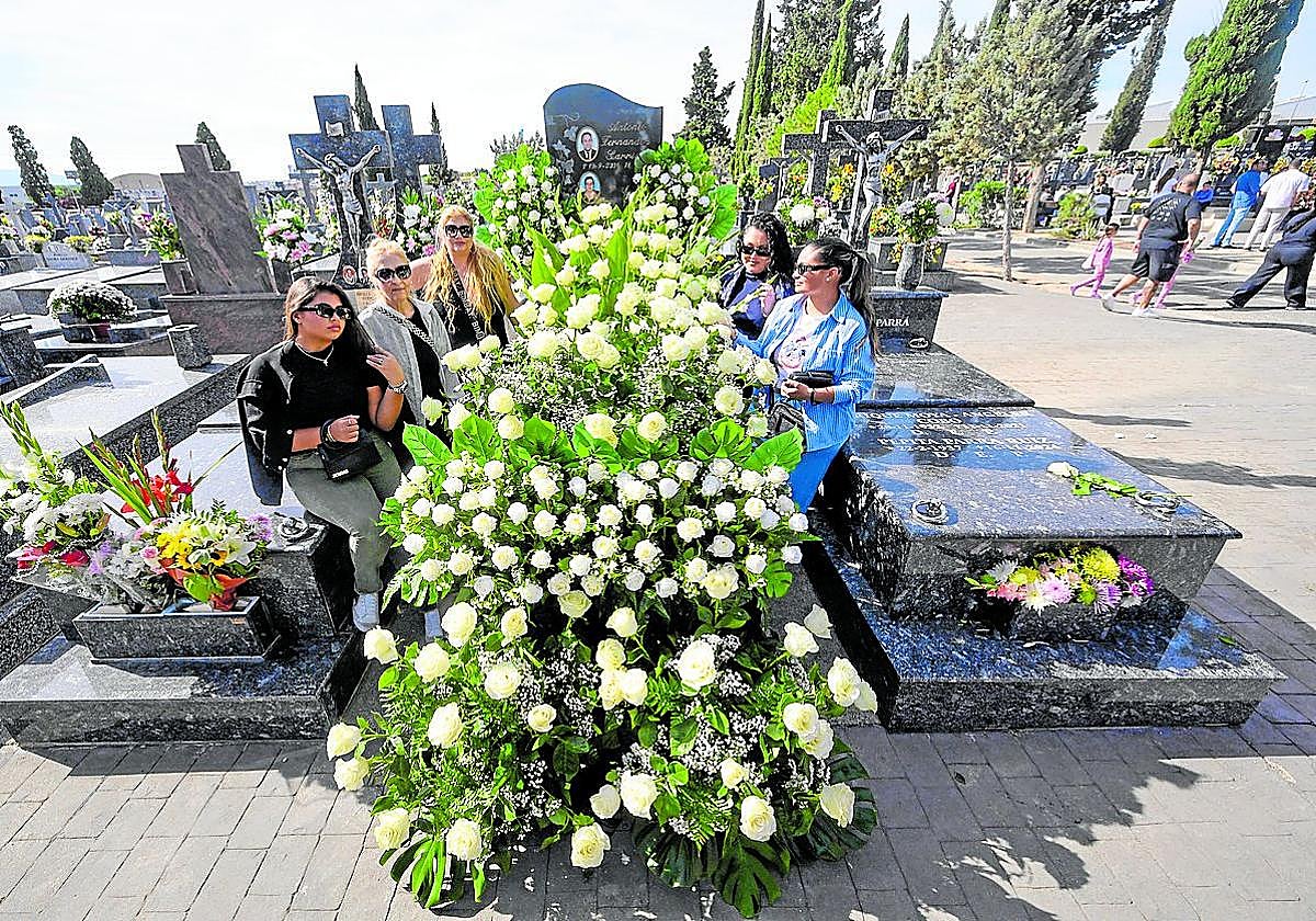 Pilar, Mari Paz, Belén, Araceli y Rosa, ayer, en la tumba de sus familiares, repleta de rosas blancas.
