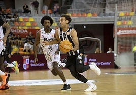 Isaiah Rivera con el balón en el partido ante el Fibwi Palma.