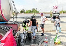 Vecinos de Santiago de la Ribera (San Javier) llenan de agua las garrafas durante la crisis.