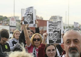 Los aficionados del FC Cartagena protestando en la explanada del Cartagonova.