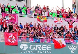 Aficionados del Real Murcia en el campo del Betis Deportivo la temporada pasada.