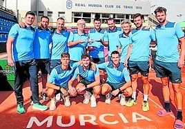 El equipo del Real Murcia Club de Tenis, con el trofeo de campeón.