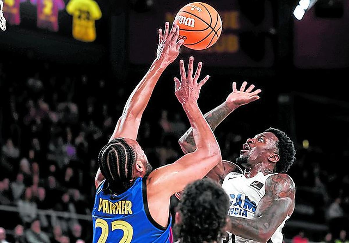 Ennis, del UCAM, en un duelo del último partido de los universitarios en la pista del Barcelona.