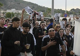 Los aficionados del FC Cartagena, este sábado, protestando en la explanada del Cartagonova.