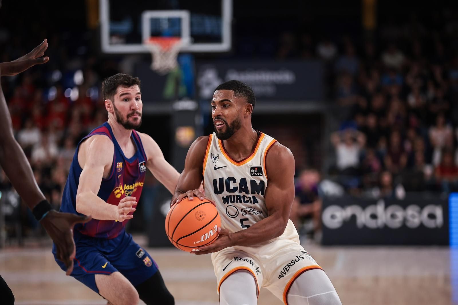 El UCAM CB Murcia asalta el Palau y derrota al Barcelona ocho años después, en imágenes
