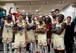 La plantilla del UCAM celebra el triunfo logrado este domingo en el Palau.