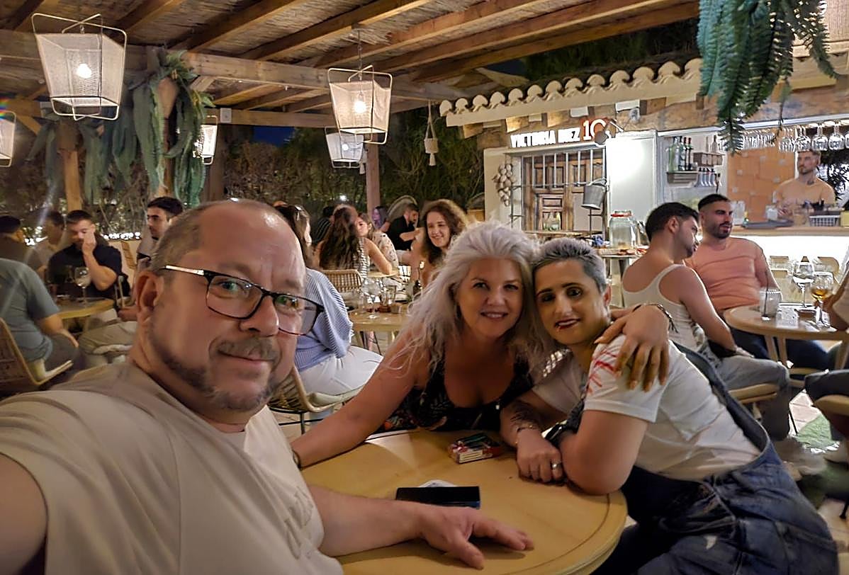 Antonio con su pareja Lidia (pelo corto) y su probable hermana, Luna.