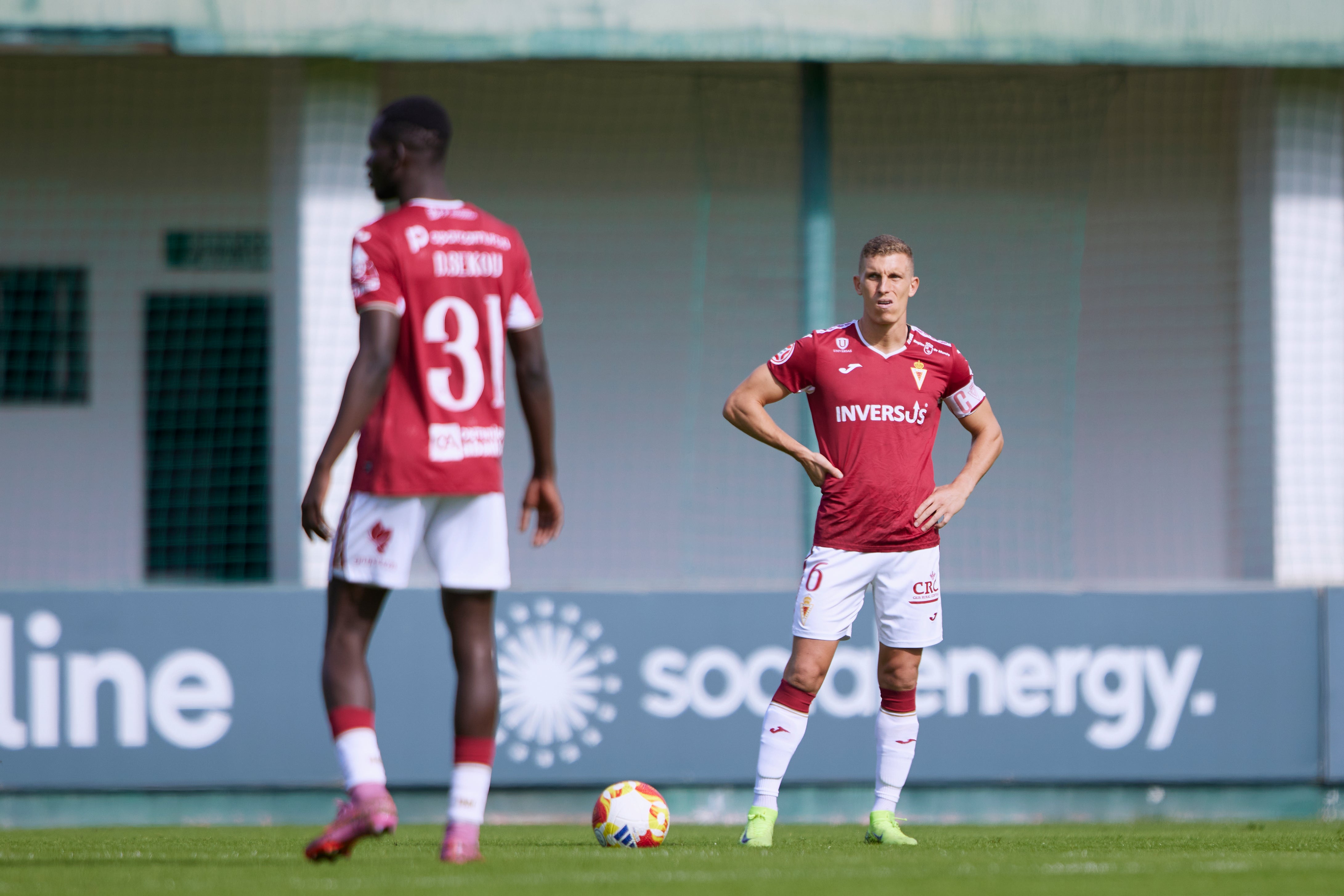 El Real Murcia sufre pero toma aire en Sevilla, en imágenes