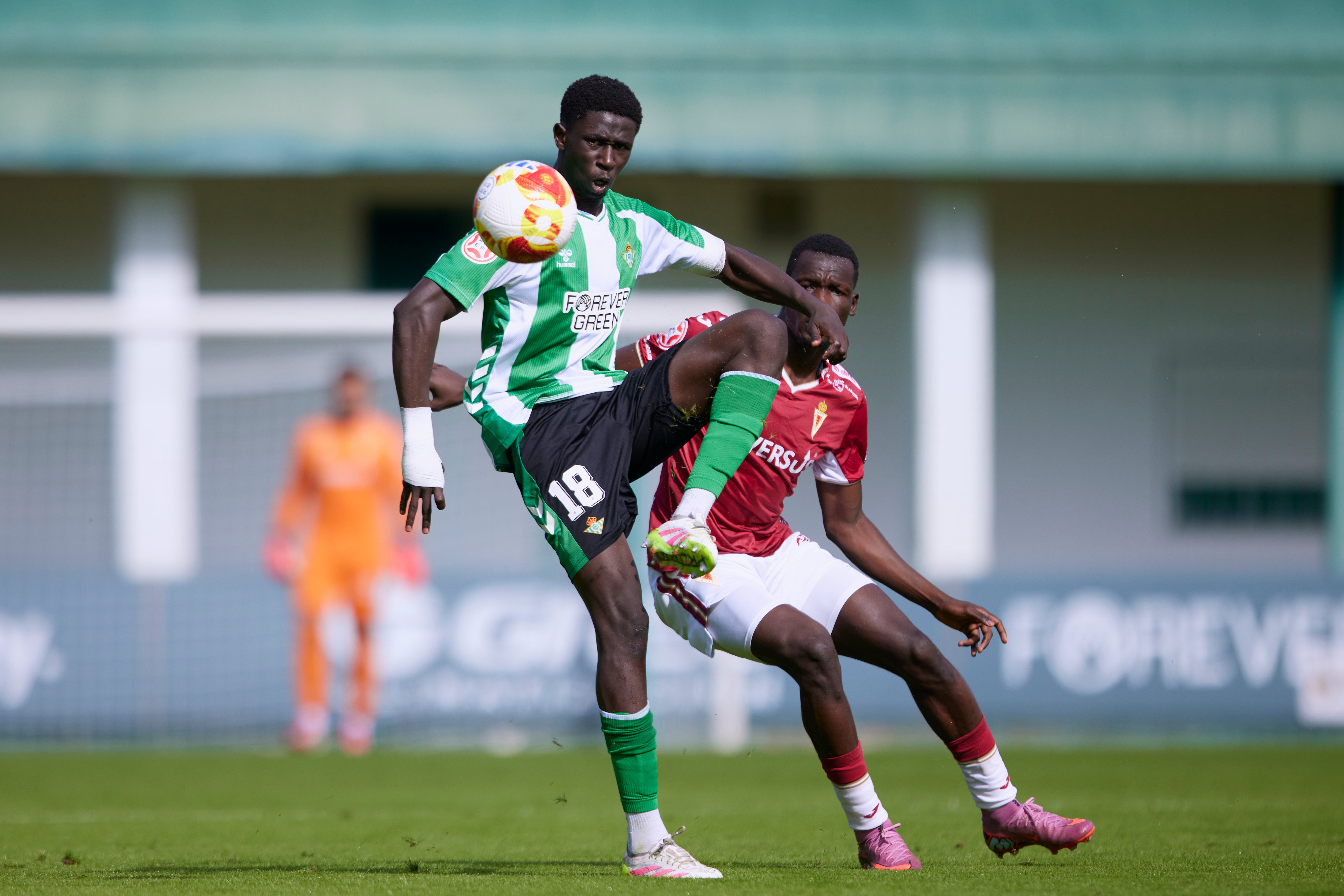 El Real Murcia sufre pero toma aire en Sevilla, en imágenes