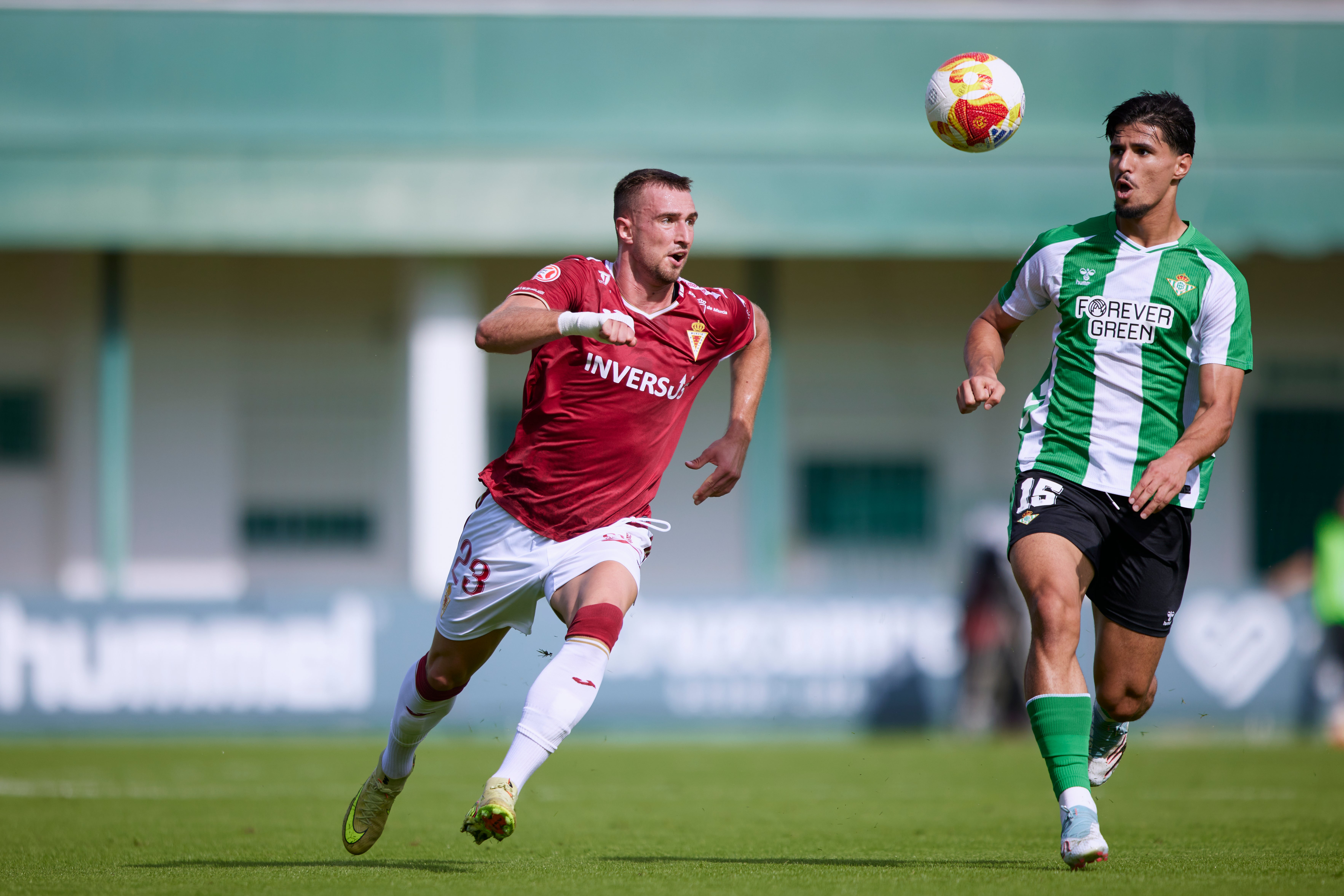 El Real Murcia sufre pero toma aire en Sevilla, en imágenes