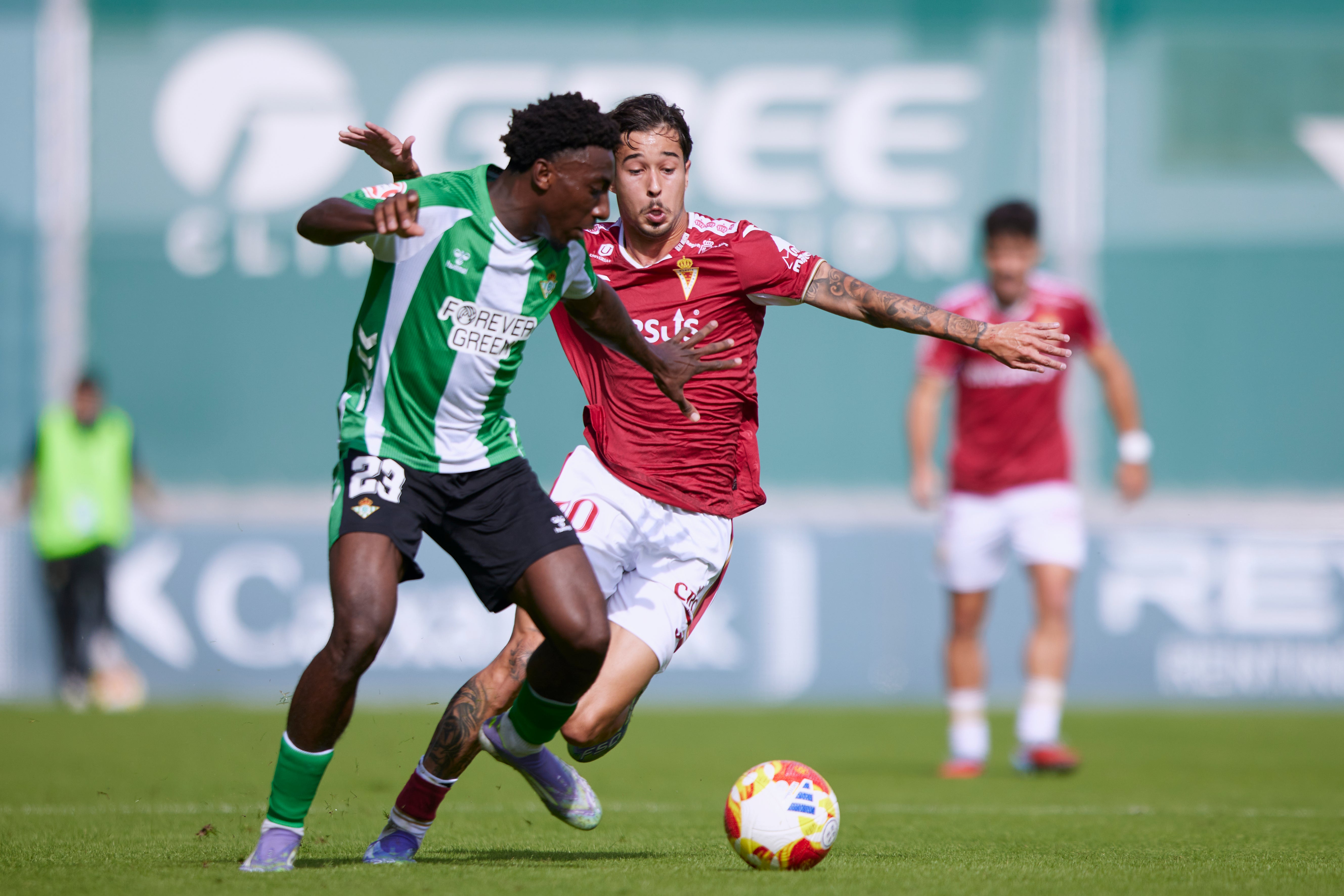 El Real Murcia sufre pero toma aire en Sevilla, en imágenes