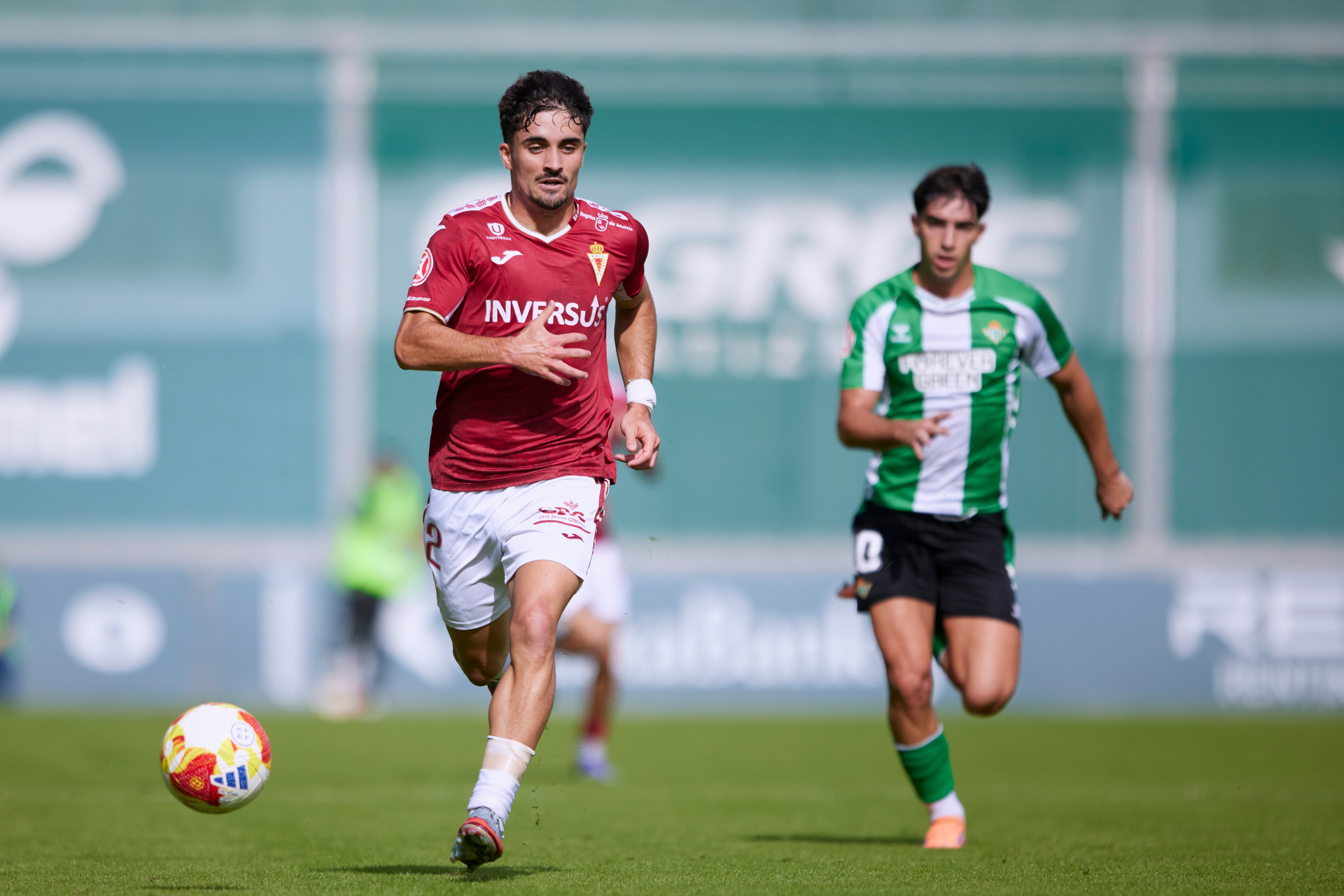 El Real Murcia sufre pero toma aire en Sevilla, en imágenes