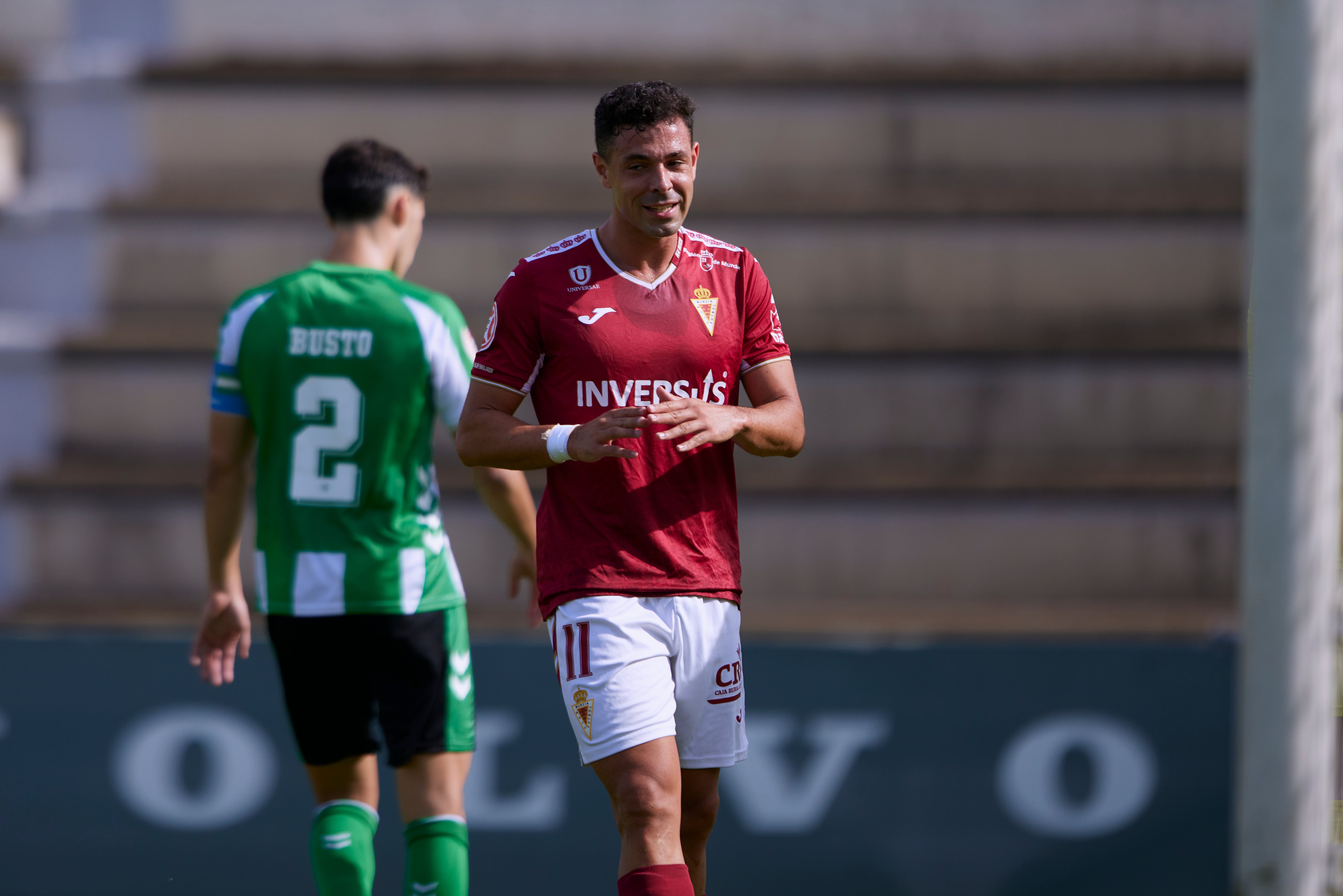 El Real Murcia sufre pero toma aire en Sevilla, en imágenes