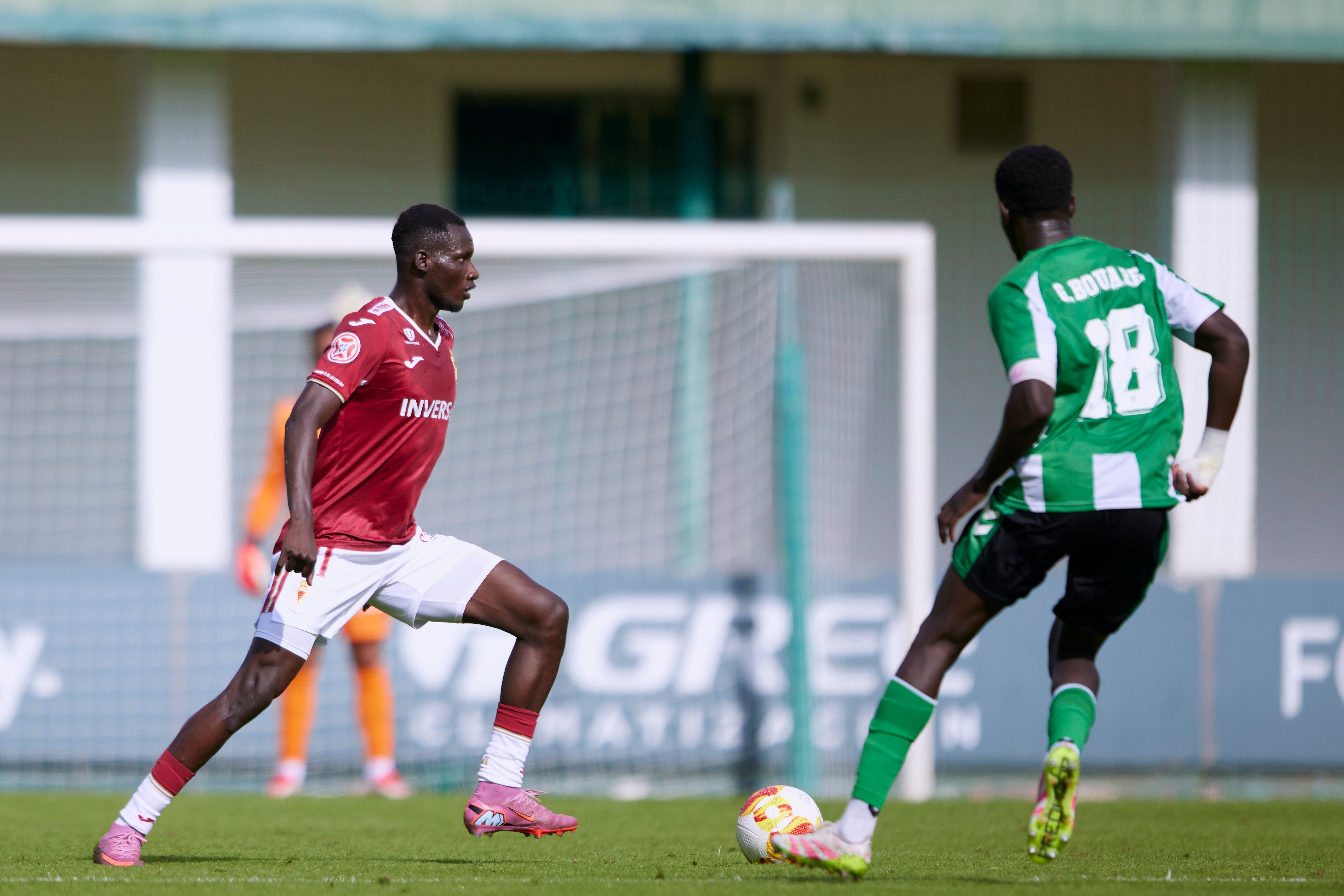 El Real Murcia sufre pero toma aire en Sevilla, en imágenes