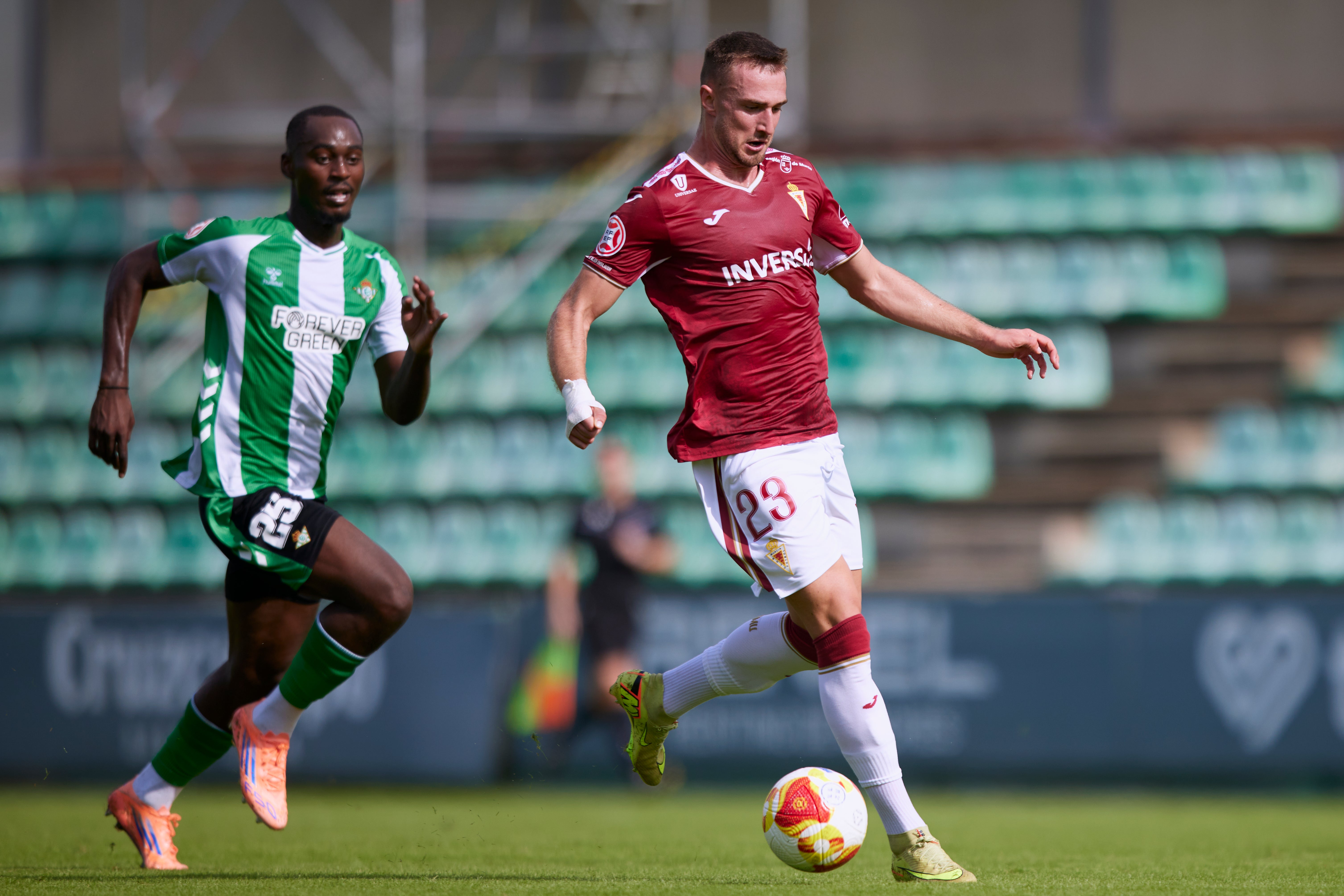 El Real Murcia sufre pero toma aire en Sevilla, en imágenes