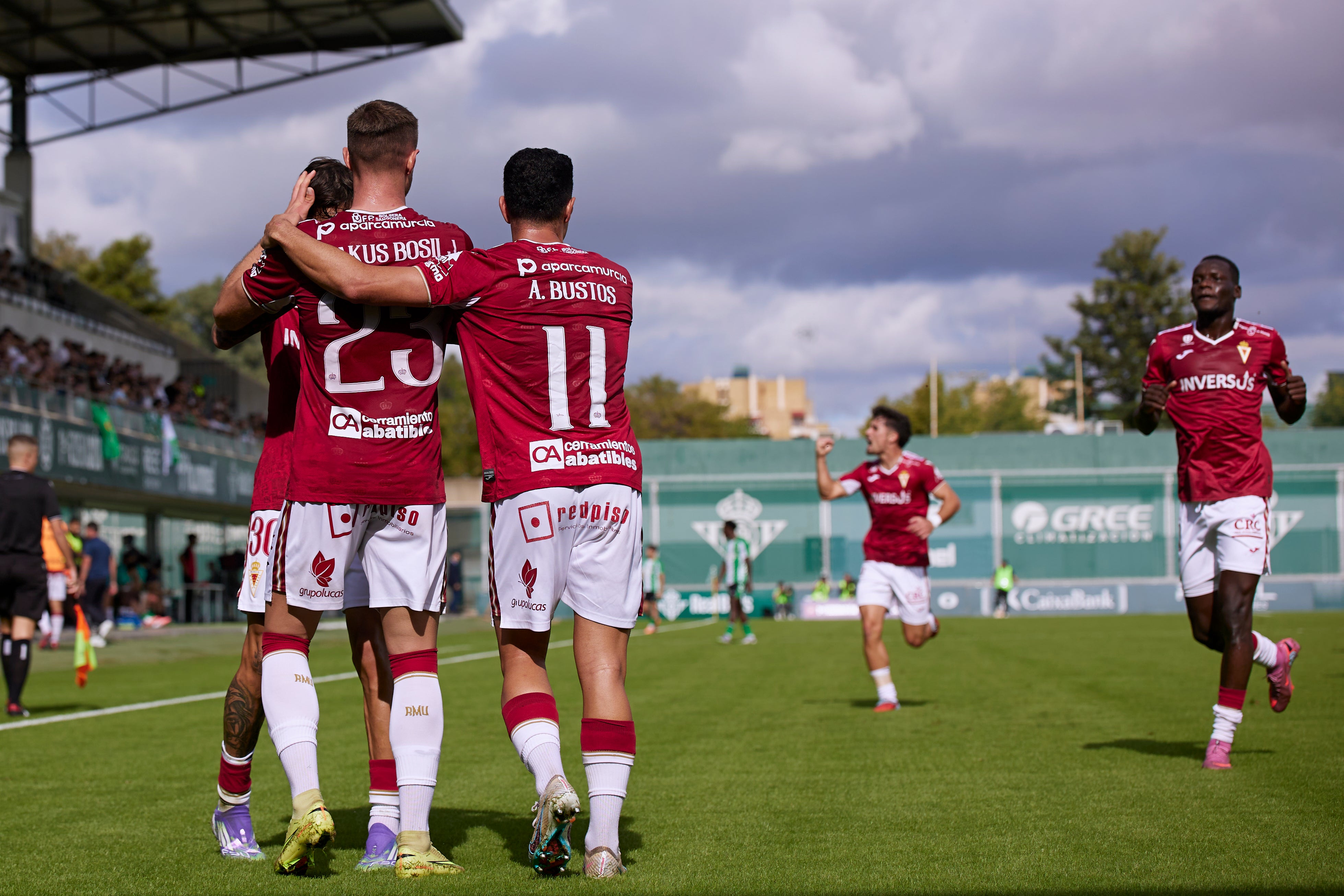 El Real Murcia sufre pero toma aire en Sevilla, en imágenes