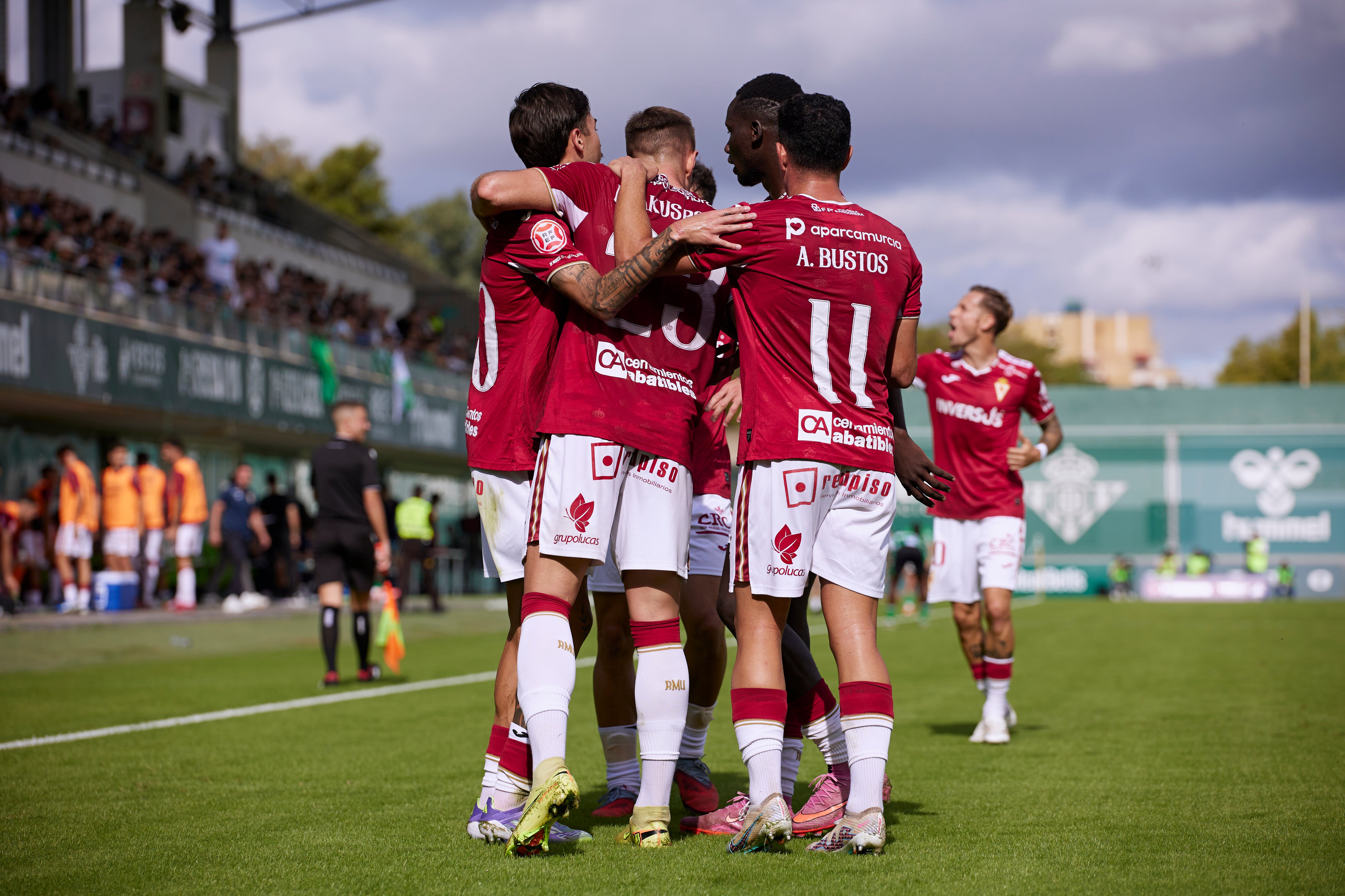 El Real Murcia sufre pero toma aire en Sevilla, en imágenes