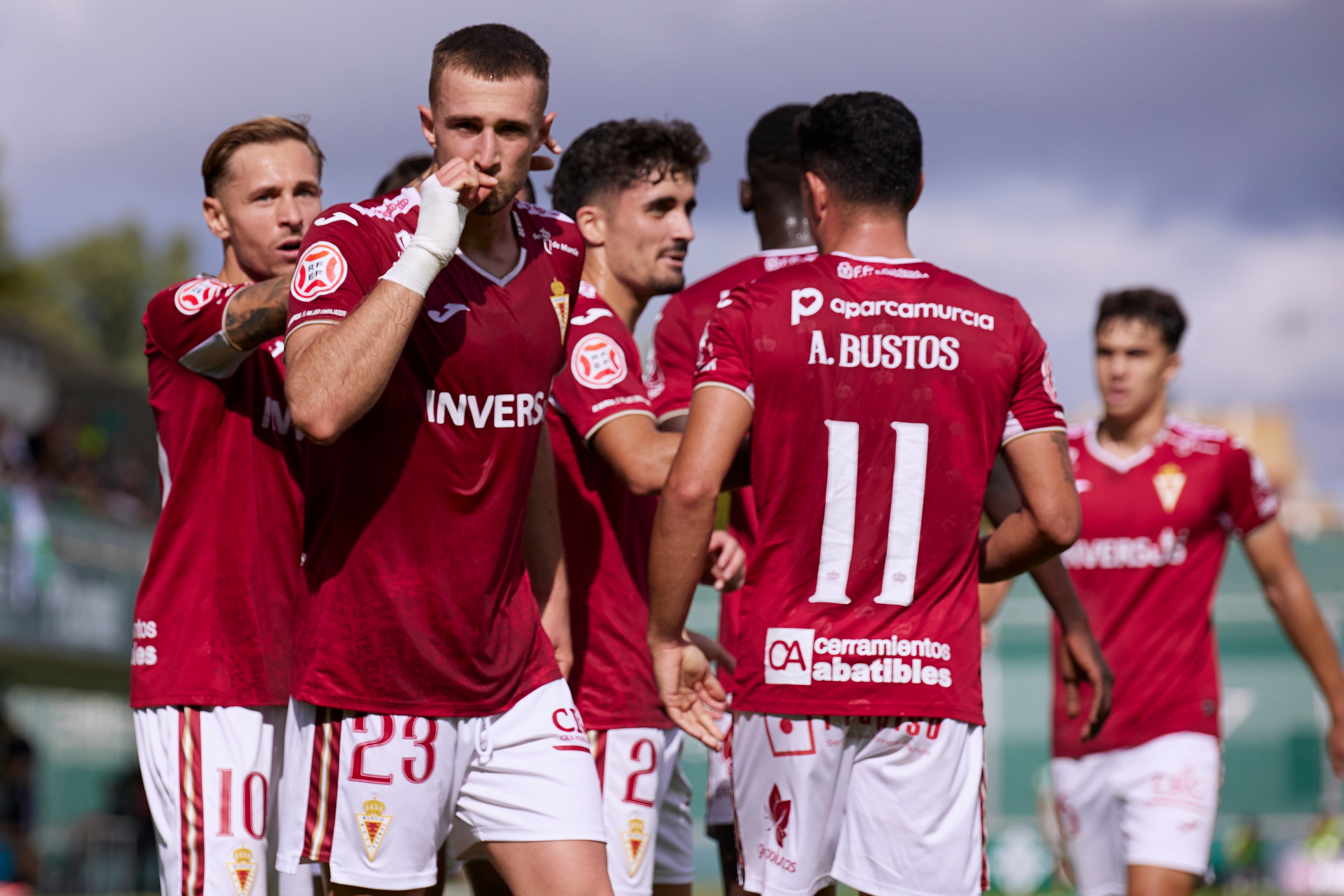 El Real Murcia sufre pero toma aire en Sevilla, en imágenes