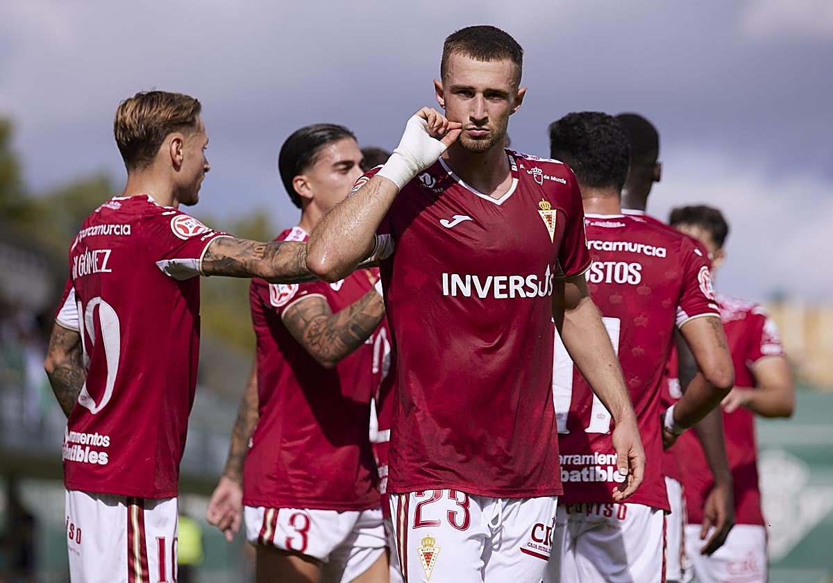 El Real Murcia sufre pero toma aire en Sevilla, en imágenes