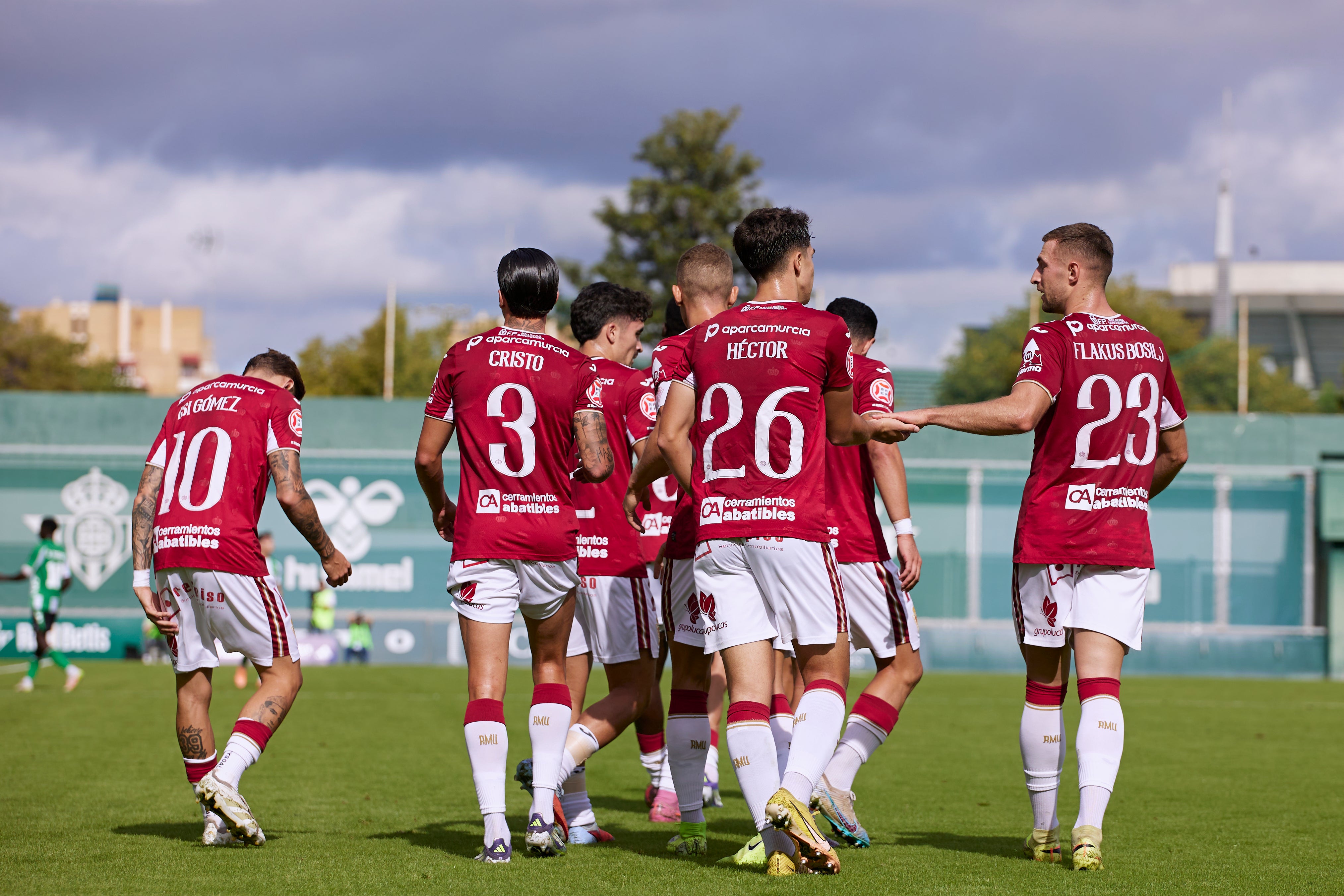 El Real Murcia sufre pero toma aire en Sevilla, en imágenes