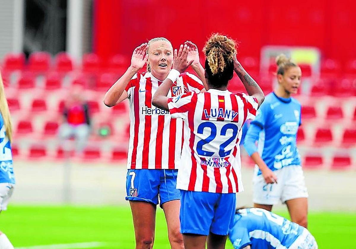 Jensen y Luany celebran un gol con jugadoras del Alhama en el suelo.