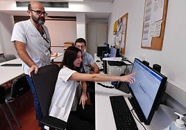 Pablo Guzmán (de pie), Eva Guillén y Pablo Manjabacas revisan la información suministrada por Lola, en La Arrixaca.