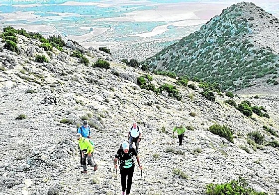 Un grupo de excursionistas en el Cerro del Carro, cerca de la pedanía de El Moralejo de Caravaca.