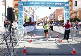 Abdelmajid Elhissouf y Youness Bel Yamna, primero y segundo, cruzan la meta de la Media Maratón.