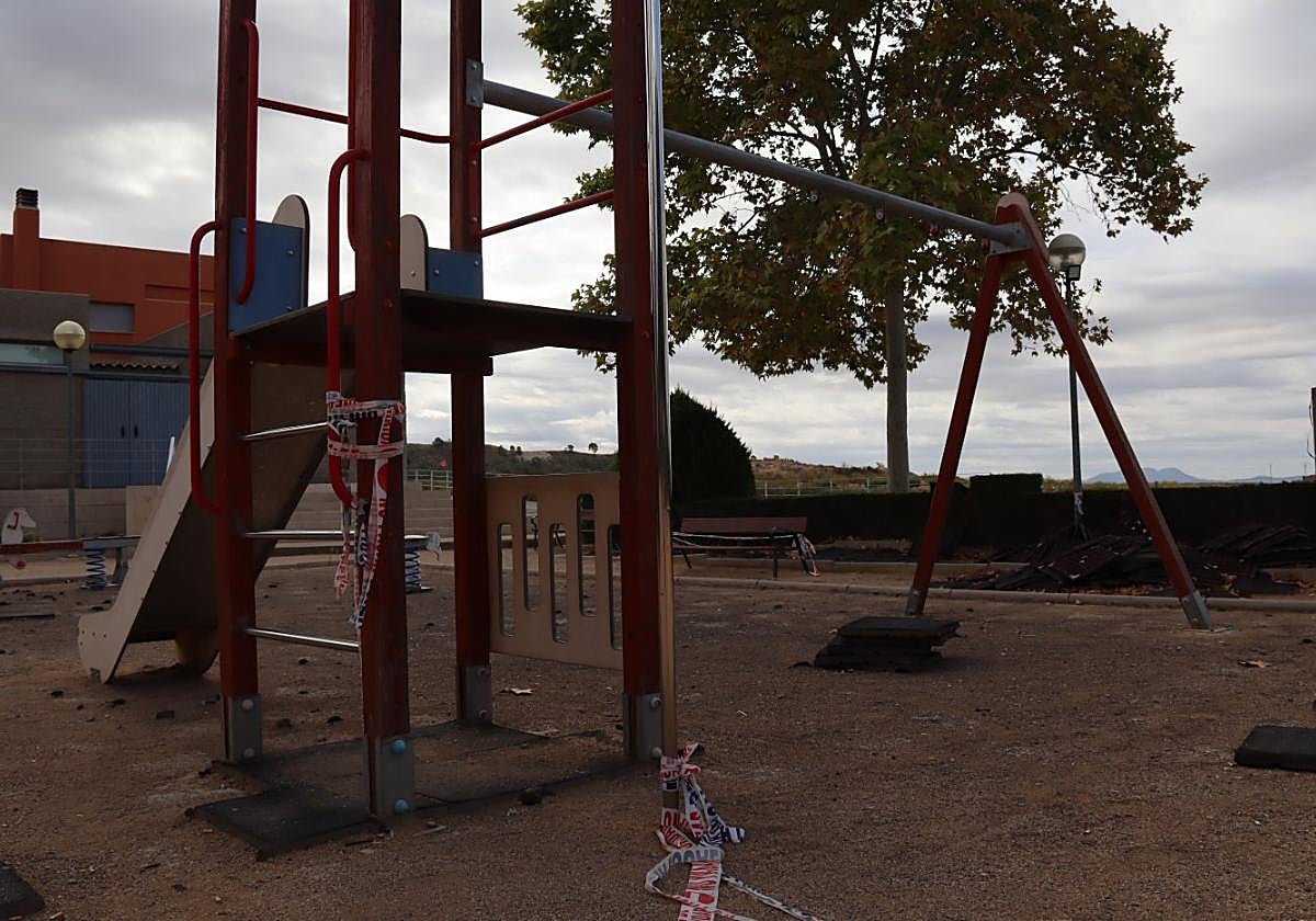 Parque infantil de Las Terreras, con los precintos rotos.