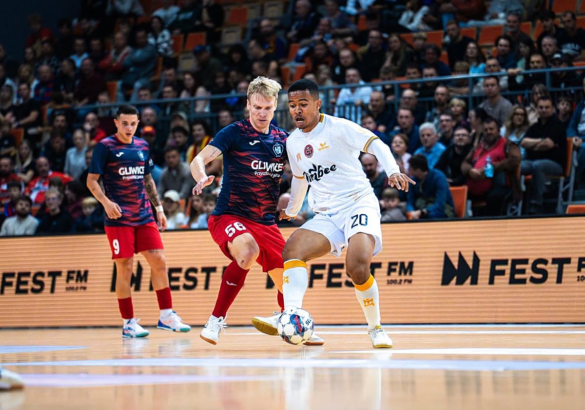 Osamanmusa controla el balón ante la presión de Kriezel, en el partido de ayer contra el Gliwice.