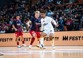 Osamanmusa controla el balón ante la presión de Kriezel, en el partido de ayer contra el Gliwice.