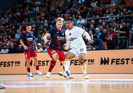 Osamanmusa controla el balón ante la presión de Kriezel, en el partido de ayer contra el Gliwice.